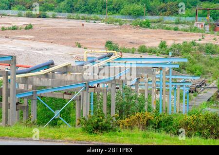 Macchinari disutilizzati presso il sito della ex raffineria BP Llandarcy Oil Refinery, la prima raffineria di petrolio britannica, Neath Port Talbot, Galles meridionale, ora rimediata Foto Stock