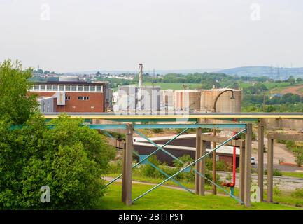 Serbatoi di stoccaggio disutilizzati presso il sito della ex raffineria BP Llandarcy Oil, la prima raffineria di petrolio del Regno Unito, Neath Port Talbot, Galles meridionale, ora rimediata Foto Stock