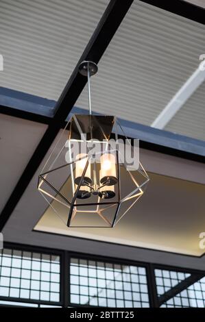 Moderno telaio a filo nero lampada da soffitto illuminazione interni lampadine stile vintage decorazione contemporanea. Foto Stock