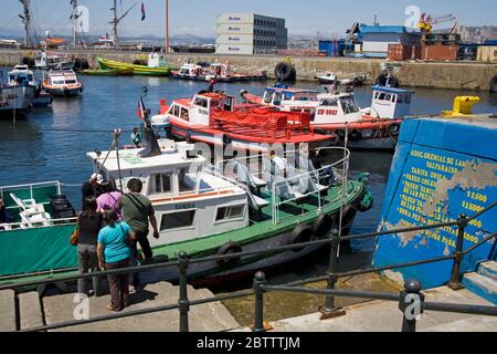 Muelle Prat vicino a Plaza Sotomayor a Valparaiso, Cile, Sud America Foto Stock