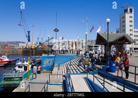 Muelle Prat vicino a Plaza Sotomayor a Valparaiso, Cile, Sud America Foto Stock