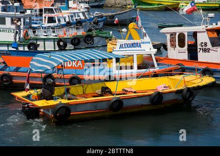 Barche, Muelle Prat vicino a Plaza Sotomayor a Valparaiso, Cile, Sud America Foto Stock