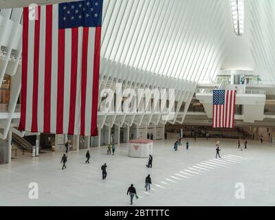 New York, New York, Stati Uniti. 27 maggio 2020. New York, New York, Stati Uniti: Due bandiere americane sono esposte all'interno dell'Oculus al World Trade Center durante l'epidemia di Coronavirus. Credit: Corine Sciboz/ZUMA Wire/Alamy Live News Foto Stock