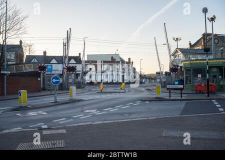 Passaggio a livello ferroviario di Highams Park che apre al mattino. Londra, Inghilterra. Foto Stock