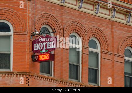 Parte del vecchio Ouray Hotel Colorado mostra un cartello di posto vacante lungo Main Street. L'hotel è stato fondato nel 1893. Foto Stock