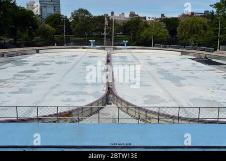 New York City, Stati Uniti. 27 maggio 2020. In parte a causa della pandemia della COVID-19 e annunciati tagli al budget, il sindaco di New York Bill de Blasio ha annunciato che le piscine pubbliche della città, come la piscina Lasker di Central Park, potrebbero rimanere chiuse durante tutta l'estate, New York, NY, 27 maggio 2020. Il sindaco ha proposto tagli di bilancio per 2 miliardi di dollari, piscine e spiagge cittadine tra quelle che rimarranno chiuse nel periodo del COVID-19. (Anthony Behar/Sipa USA) Credit: Sipa USA/Alamy Live News Foto Stock