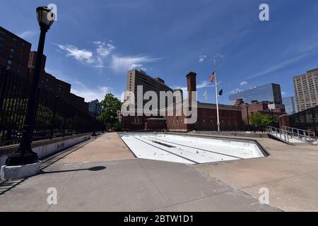 New York City, Stati Uniti. 27 maggio 2020. In parte a causa della pandemia della COVID-19 e annunciati tagli al budget, il sindaco di New York Bill de Blasio ha annunciato che le piscine pubbliche della città, come l'Asser Levy Pool a New York City, potrebbero rimanere chiuse per tutta l'estate, New York, NY, 27 maggio 2020. Il sindaco ha proposto tagli di bilancio per 2 miliardi di dollari, piscine e spiagge cittadine tra quelle che rimarranno chiuse nel periodo del COVID-19. (Anthony Behar/Sipa USA) Credit: Sipa USA/Alamy Live News Foto Stock