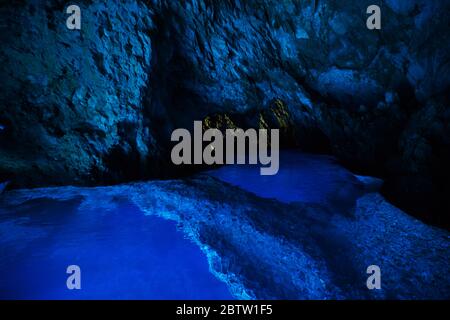 La grotta blu sull'isola di Biševo, nell'arcipelago della Dalmazia centrale in Croazia. Foto Stock