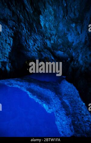 La grotta blu sull'isola di Biševo, nell'arcipelago della Dalmazia centrale in Croazia. Foto Stock