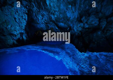 La grotta blu sull'isola di Biševo, nell'arcipelago della Dalmazia centrale in Croazia. Foto Stock