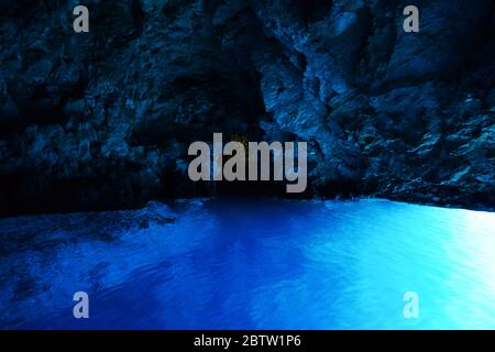 La grotta blu sull'isola di Biševo, nell'arcipelago della Dalmazia centrale in Croazia. Foto Stock