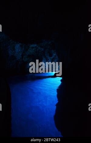 La grotta blu sull'isola di Biševo, nell'arcipelago della Dalmazia centrale in Croazia. Foto Stock