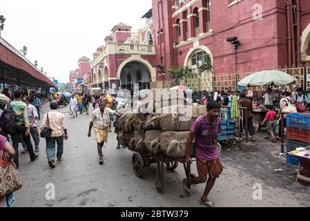 Howrah Junction, stazione ferroviaria, affollata e affollata di pendolari. Ferrovie indiane. Corsa in treno. Howrah, Kolkata, India Foto Stock