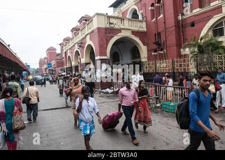 Howrah Junction, stazione ferroviaria, affollata e affollata di pendolari. Ferrovie indiane. Corsa in treno. Howrah, Kolkata, India Foto Stock