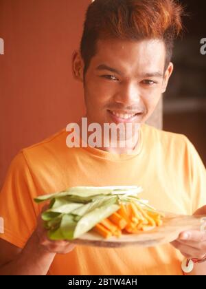 14 aprile 2019 - Kediri, Indonesia: Un giovane indonesiano che prepara il succo di verdure in casa Foto Stock