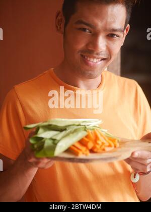 14 aprile 2019 - Kediri, Indonesia: Un giovane indonesiano che prepara il succo di verdure in casa Foto Stock