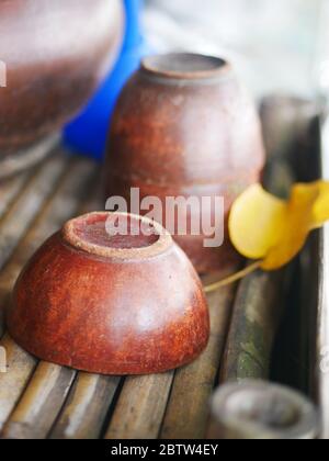 Un venditore indonesiano di degassini/cendol prepara l'ordine dell'acquirente al pomeriggio. Foto Stock