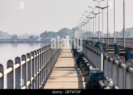 Rasul Barrage e ponte, Jhelum River, vicino a Mong, Jhelum District, Punjab Province, Pakistan, Asia meridionale, Asia Foto Stock