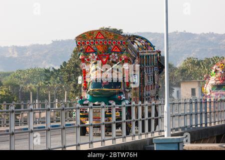 Autocarri decorati a Rasul Barrage e ponte, Jhelum River, vicino a Mong, Jhelum District, Punjab Province, Pakistan, Asia meridionale, Asia Foto Stock