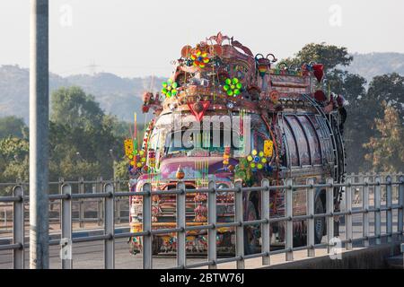 Autocarri decorati a Rasul Barrage e ponte, Jhelum River, vicino a Mong, Jhelum District, Punjab Province, Pakistan, Asia meridionale, Asia Foto Stock