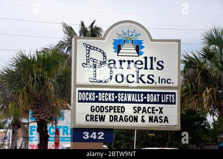 Kennedy Space Center, Florida, Stati Uniti. 27 maggio 2020. Con una folla enorme sulle spiagge, i corsi d'acqua e le strade, il lancio DELLA SPACEX Falcon 9 DEMO-2 è stato spazzato via a causa del tempo. Questa è stata la prima missione di volo spaziale con equipaggio dal suolo americano dal 2011. Photo Credit: Julian Leek/Alamy Live News Foto Stock