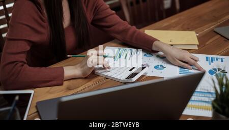 il contabile o l'ispettore finanziario che fa rapporto, calcolando o controllando l'equilibrio. Foto Stock