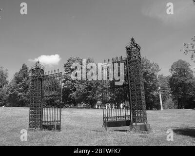 Cancelli in ferro battuto sui terreni del Ringwood Manor nel Ringwood state Park nel New Jersey. Un'immagine in bianco e nero di prime ferri. Foto Stock