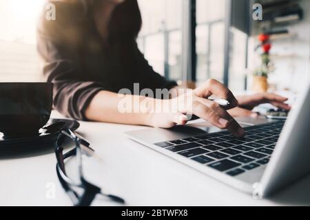 Primo piano, donna d'affari o avvocato contabile che lavora sui conti Foto Stock