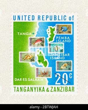SEATTLE WASHINGTON - 25 maggio 2020: Collage con la mappa del primo francobollo della Tanzania, con Tanganyika e Zanzibar, con l'aggiunta di francobolli di pesci tropicali Foto Stock