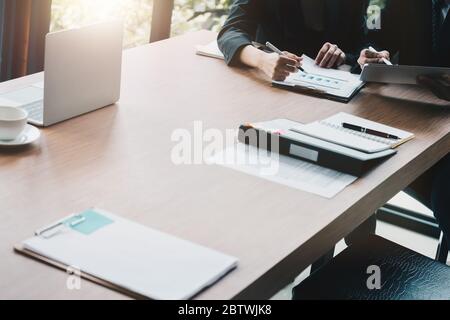 Gruppo di persone d'affari occupato discutere di questioni finanziarie durante la riunione. Concetto di riunione aziendale Foto Stock