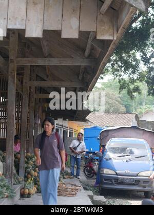 28 aprile 2019 - Bedali, Blitar/Indonesia: Venditori ananas nel mercato bedali tradizionale a Blitar, Indonesia Foto Stock