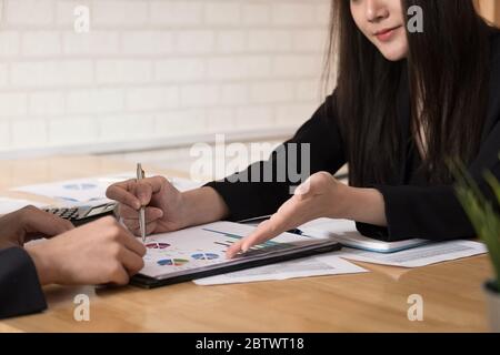 Incontro con il consulente asiatico per analizzare e discutere la situazione Foto Stock