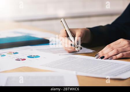 Primo piano le persone d'affari discutono la situazione sul mercato. Foto Stock