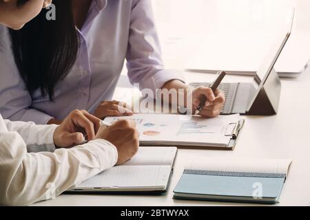 Incontro con il consulente asiatico per analizzare e discutere la situazione Foto Stock