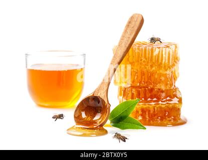 Nido d'ape con cucchiaio di ape e miele isolato su fondo banner bianco,  prodotti di api da ingredienti naturali biologici concetto Foto stock -  Alamy