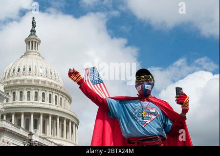 Washington, Stati Uniti d'America. 27 maggio 2020. Michael Wheeler, di Kansas City, Missouri, indossa il suo vestito e la maschera 'Super Jesus' mentre grida il suo messaggio fuori del Campidoglio degli Stati Uniti a Washington, DC., Mercoledì, 27 maggio 2020. Credit: Rod Lamkey/CNP | Use worldwide Credit: dpa/Alamy Live News Foto Stock