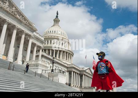 Washington, Stati Uniti d'America. 27 maggio 2020. Michael Wheeler, di Kansas City, Missouri, indossa il suo vestito e la maschera 'Super Jesus' mentre grida il suo messaggio fuori del Campidoglio degli Stati Uniti a Washington, DC., Mercoledì, 27 maggio 2020. Credit: Rod Lamkey/CNP | Use worldwide Credit: dpa/Alamy Live News Foto Stock