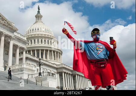 Washington, Stati Uniti d'America. 27 maggio 2020. Michael Wheeler, di Kansas City, Missouri, indossa il suo vestito e la maschera 'Super Jesus' mentre grida il suo messaggio fuori del Campidoglio degli Stati Uniti a Washington, DC., Mercoledì, 27 maggio 2020. Credit: Rod Lamkey/CNP | Use worldwide Credit: dpa/Alamy Live News Foto Stock