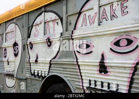 Sleep-Stay-Awake bus presso il cimitero degli autobus della scuola di Alto, Georgia. (STATI UNITI) Foto Stock