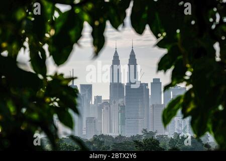 Kuala Lumpur, Malesia. 27 maggio 2020. Un paesaggio cupo della Petronas Twin Tower vista a Kuala Lumpur. La Malesia ha confermato 15 nuovi casi positivi di Coronavirus mercoledì ed è il caso più basso da quando la pandemia era iniziata. Il totale dei casi pandemici è ora di 7619 e il totale dei casi recuperati è di 6083. Kuala Lumpur ha ancora i casi più elevati con il totale di 1987 casi. Credit: SOPA Images Limited/Alamy Live News Foto Stock