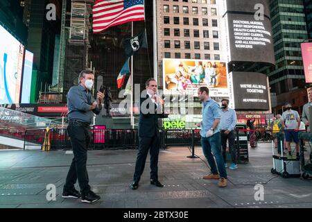 New York, Stati Uniti. 27 maggio 2020. New York, NY - 27 maggio 2020: Daniel Boulud, John Houghtaling, Andrew Rigie, Tim Tompkins visto quando GRANDE ha creato pubblicità speciale per spingere per l'apertura rapida delle piccole imprese e scurire alcuni cartelloni per 1 minuto su Times Square (Foto di Lev Radin/Pacific Press) credito: Pacific Press Agency/Alamy Live News Foto Stock