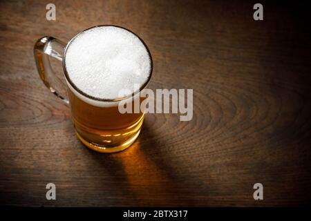 Bicchiere di birra leggera con grano sul bancone della barra, spazio per copiare il testo Foto Stock