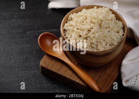 Quinoa sana nella ciotola di legno, abitudini alimentari sane e concetto di dieta equilibrata Foto Stock