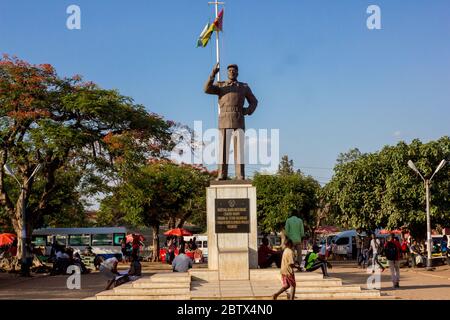 Statua di Samora Machel in Piazza Indipendenza a Chimoio. Il testo dice in portoghese: 'Fondatore dello stato mozambicano e primo presidente della Repubblica popolare Foto Stock