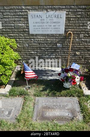 Los Angeles, California, USA 27 maggio 2020 UNA visione generale dell'atmosfera della tomba di Stan Laurel al Forest Lawn Memorial Park il 27 maggio 2020 a Los Angeles, California, USA. Foto di Barry King/Alamy Stock foto Foto Stock