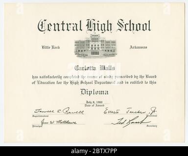 Diploma di Carlotta Mura della Little Rock Central High School. Il diploma che Carlotta Walls ha ricevuto alla laurea della Little Rock Central High School. Il diploma è costituito da inchiostro nero stampato su carta bianca; [ Scuola superiore Centrale ] è stampato in alto insieme ad un'illustrazione dell'edificio scolastico. Foto Stock