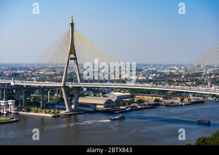 Il ponte sospeso di Bhumibol attraversa il fiume Chao Phraya nella città di Bangkok, Thailandia Foto Stock