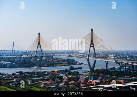 Il ponte sospeso di Bhumibol attraversa il fiume Chao Phraya nella città di Bangkok, Thailandia Foto Stock