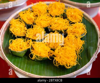 La striscia d'uovo dorata è dessert thailandesi a base di uova, dessert thailandesi tradizionali (il nome tailandese è Foi Thong). Foto Stock