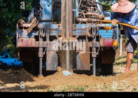 trivella per acqua sul vecchio camion che trivella nel terreno Foto Stock